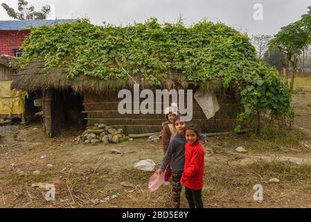 Chitwan, Nepal - 21. Januar 2020: Kinder vor ihrem traditionellen ländlichen Haus in Chitwan auf Nepal Stockfoto