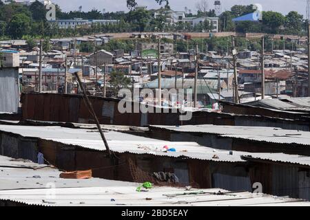 Blick über die Dächer von Mathare, Nairobi, Kenia. Mathare ist eine Sammlung von Slums im Nordosten des zentralen Zentrums von Nairobi, Kenia mit einem PO Stockfoto