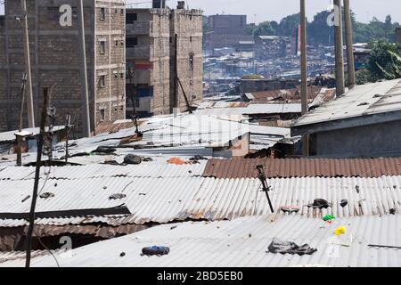 Blick über die Dächer von Mathare, Nairobi, Kenia. Mathare ist eine Sammlung von Slums im Nordosten des zentralen Zentrums von Nairobi, Kenia mit einem PO Stockfoto