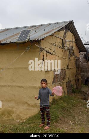 Chitwan, Nepal - 21. Januar 2020: Kind vor ihrem traditionellen ländlichen Haus in Chitwan auf Nepal Stockfoto