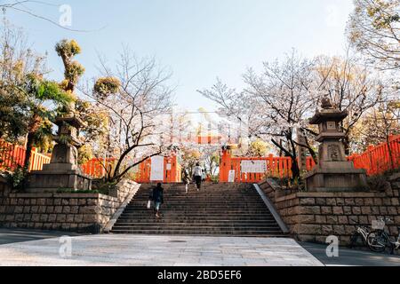 Osaka, Japan - 3. April 2019: Ikukunitama-Schrein im Frühjahr Stockfoto