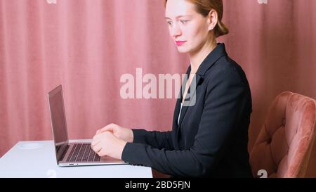 Frau, die einen Laptop arbeitet. Geschäftsfrau beschäftigt sich mit der Arbeit am Laptop im Büro. Frau überrascht und frustriert Stockfoto