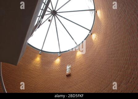 Brick Courtyard Smithfield Haberdashers Hall, 18 W Smithfield, Farringdon, London EC1A 9HQ von Hopkins Architects Holloway White Allom Swift Mauerwerk Stockfoto