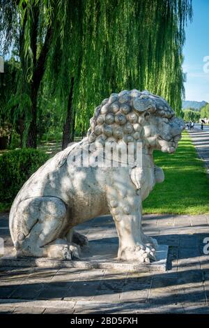 Statue des knienden Löwen, des Geistes oder des heiligen Weges, der Ming-Gräber, des Changping-Distrikts, Peking, China Stockfoto