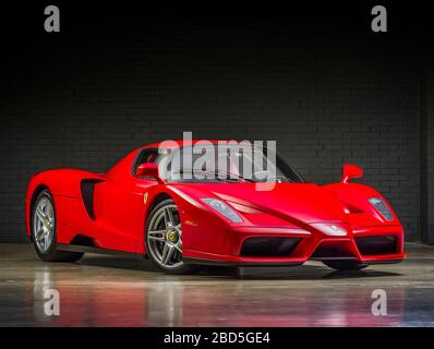 Ferrari Enzo wurde gebaut, um dem Ferrari-Gründer Enzo Ferrari Tribut zu zollen. 6-l-V12-Motor mit 660 ps. Schriftartenansicht. Stockfoto