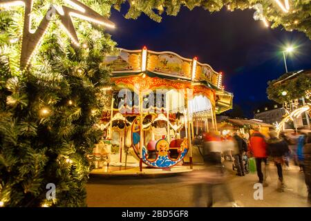 Innsbruck, Österreich - 19. Dezember 2019 - Merry-Go-Runde am Weihnachtsmarkt in Innsbruck, Österreich in der Nacht Stockfoto