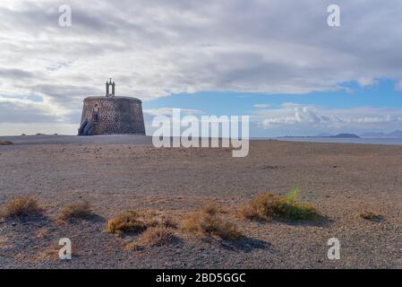 Castillo de las Coloradas in Playa Blanca, Lanzarote vor Himmel und Meer mit Fuerteventura-Insel im Hintergrund Stockfoto