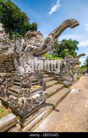 Vertikale Nahaufnahme der Elefantenstatuen, die den Kehen-Tempel in Bali, Indonesien schmücken. Stockfoto