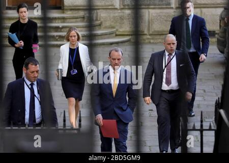 London, Großbritannien. April 2020. Der britische Außenminister Dominic Raab (C) trifft am 7. April 2020 auf der 10 Downing Street für die COVID-19-Ausschusssitzung in London, Großbritannien ein. Der britische Premierminister Boris Johnson wurde am Montagabend in die Intensivstation gebracht, nachdem sich die Symptome seines Coronavirus verschlimmerten, sagte Downing Street. Johnson habe den britischen Außenminister Dominic Raab gebeten, für ihn zu deputieren, sagte ein Sprecher der Downing Street. Kredit: Xinhua/Alamy Live News Stockfoto