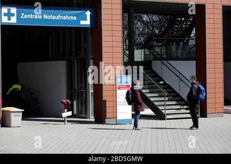 Der Corona-Ausbruch in der Klinik Ernst von Bergmann forderte bisher zwölf Menschenleben. Nach einem Haufen Corona-Infektionsfallen bekam die größte Potsdamer Klinik Hilfe vom Bund. Potsdam, 5. April 2020 - Nutzung weltweit Stockfoto