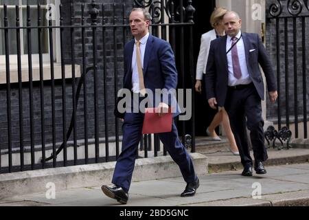 London, Großbritannien. April 2020. Der britische Außenminister Dominic Raab (1st L) verlässt nach der COVID-19-Ausschusssitzung am 7. April 2020 in London, Großbritannien, die Straße 10 Downing. Der britische Premierminister Boris Johnson wurde am Montagabend in die Intensivstation gebracht, nachdem sich die Symptome seines Coronavirus verschlimmerten, sagte Downing Street. Johnson habe den britischen Außenminister Dominic Raab gebeten, für ihn zu deputieren, sagte ein Sprecher der Downing Street. Kredit: Xinhua/Alamy Live News Stockfoto