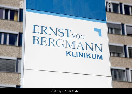 Der Corona-Ausbruch in der Klinik Ernst von Bergmann forderte bisher zwölf Menschenleben. Nach einem Haufen Corona-Infektionsfallen bekam die größte Potsdamer Klinik Hilfe vom Bund. Potsdam, 5. April 2020 - Nutzung weltweit Stockfoto