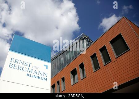 Der Corona-Ausbruch in der Klinik Ernst von Bergmann forderte bisher zwölf Menschenleben. Nach einem Haufen Corona-Infektionsfallen bekam die größte Potsdamer Klinik Hilfe vom Bund. Potsdam, 5. April 2020 - Nutzung weltweit Stockfoto