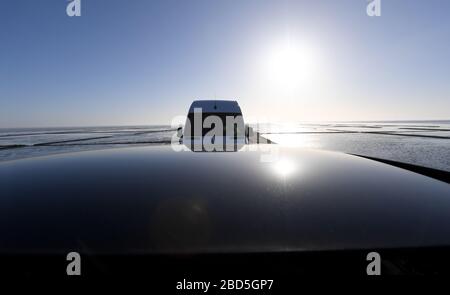 Westerland, Deutschland. April 2020. Ein Transporter ist auf dem Motorail-Zug nach Sylt zu sehen. Für die Nordseeinsel gelten derzeit spezielle Zugangsregelungen. Credit: Carsten Rehder / dpa / Alamy Live News Stockfoto