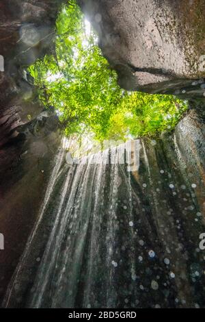 Vertikaler Blick auf die Tukad Cepung-Wasserfälle in Bali, Indonesien. Stockfoto