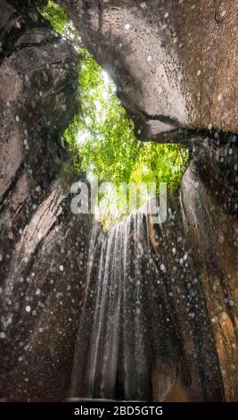 Vertikaler Blick auf die Tukad Cepung-Wasserfälle in Bali, Indonesien. Stockfoto