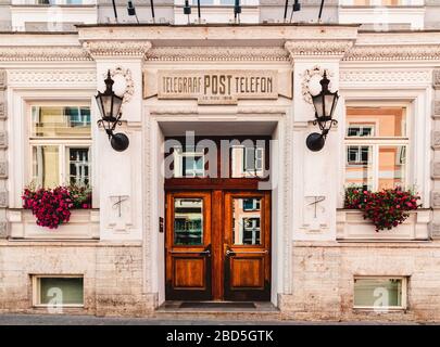 Tallinn, Estland - 10. Juli 2019: Der majestätische Eingang zum Hotel Telegraaf in der Altstadt von Tallinn, das selbst zum UNESCO-Weltkulturerbe gehört Stockfoto