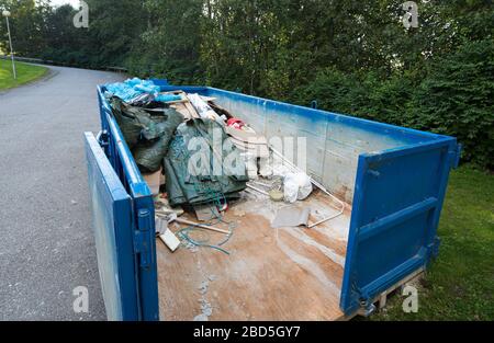 Überspringen Sie mit kleinen Mengen von Bauschutt, Finnland Stockfoto