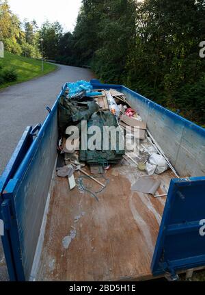 Überspringen Sie mit kleinen Mengen von Bauschutt, Finnland Stockfoto