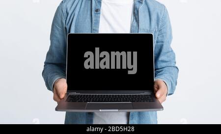 Leerer Bildschirm Laptop Bildschirm in den Händen des Menschen Stockfoto