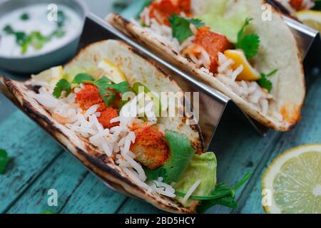 Hausgemachtes Huhn Tikka Tacos serviert auf einem Taco-Metallständer, selektiv fokussiert Stockfoto