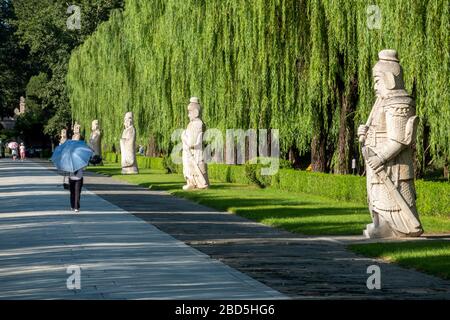 Blick auf Statuen auf Spirit oder Sacred Way, Ming Tombs, Changping District, Peking, China Stockfoto
