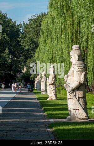Blick auf Statuen auf Spirit oder Sacred Way, Ming Tombs, Changping District, Peking, China Stockfoto