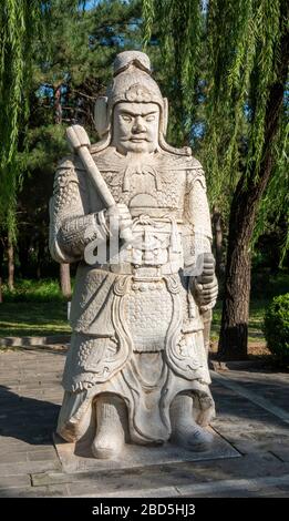 Statue des General mit Club, Spirit oder Sacred Way, Ming Tombs, Changping District, Peking, China Stockfoto