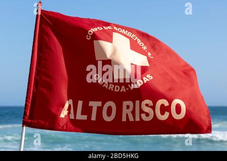 Rote Warnflagge am Strand - Stockfotografie: lizenzfreie Fotos © dabldy  125580044