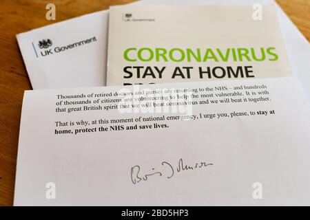 Coronavirus UK-Brief der britischen Regierung, unterzeichnet von Boris Johnson mit Coronavirus zu Hause bleiben schützen Sie die nhs SAVE Lives Botschaft und Informationen Stockfoto