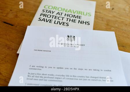 Coronavirus UK-Brief der britischen Regierung, unterzeichnet von Boris Johnson mit Coronavirus zu Hause bleiben schützen Sie die nhs SAVE Lives Botschaft und Informationen Stockfoto