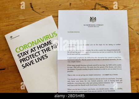 Coronavirus UK-Brief der britischen Regierung, unterzeichnet von Boris Johnson mit Coronavirus zu Hause bleiben schützen Sie die nhs SAVE Lives Botschaft und Informationen Stockfoto