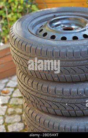 Stapel von Autoreifen im Hinterhof Stockfoto