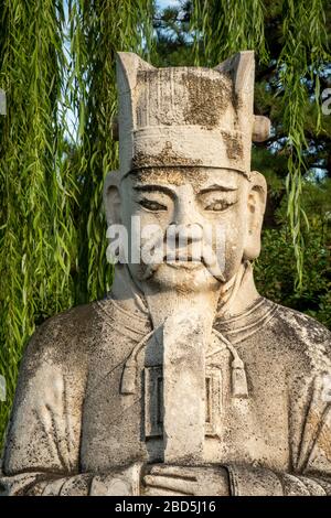 Detail der Statue des zivilen Beamten, des Geistes oder des Heiligen Weges, der Ming-Gräber, des Changping-Distrikts, Peking, China Stockfoto