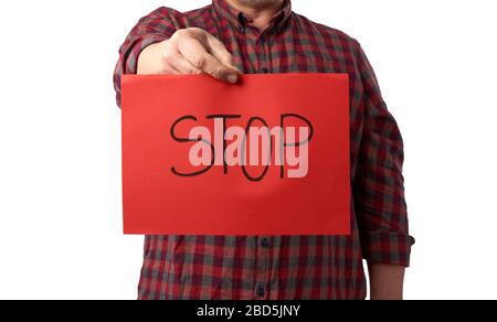 Erwachsener in einem rot gekröpften Hemd hält ein rotes Blatt Papier mit der Aufschrift STOP, Konzept STOP Panik Stockfoto