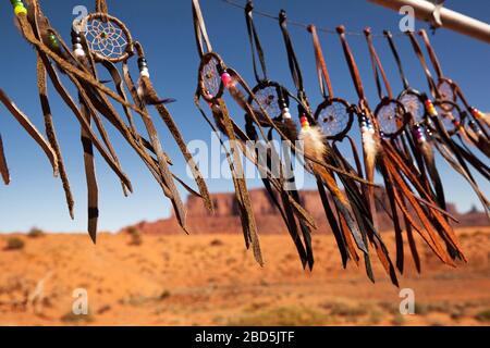 Traumfänger in der Brise, Monument Valley, Utah, USA. Absichtlich geringe Schärfentiefe. Stockfoto