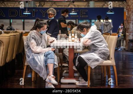 Reisende, die während des Covid-19-Ausbruchs auf Flügen in Schutzmasken und Kleidung am Bole International Airport in Addis Abeba Äthiopien warten Stockfoto