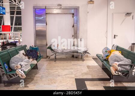 Reisende, die während des Covid-19-Ausbruchs auf Flügen in Schutzmasken und Kleidung am Bole International Airport in Addis Abeba Äthiopien warten Stockfoto