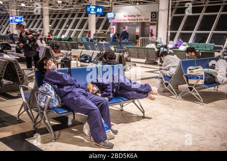 Reisende, die während des Covid-19-Ausbruchs auf Flügen in Schutzmasken und Kleidung am Bole International Airport in Addis Abeba Äthiopien warten Stockfoto