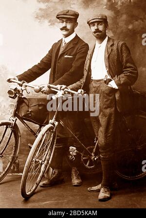 Portrait Studio Foto von Radfahrern, Anfang 1900s. Stockfoto