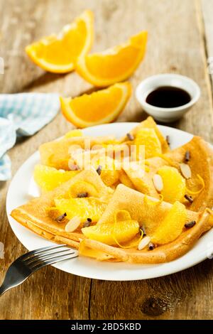 Crepes mit Orange und Schokolade Stockfoto
