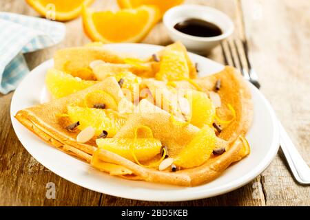 Crepes mit Orange und Schokolade Stockfoto