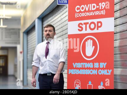 Nordirischer Gesundheitsminister Robin Swann bei einem Besuch des nordirischen Nightingale Krankenhauses in Belfast. Bei der Begehung traf sich der Minister mit Mitarbeitern der Frontlinie und sah die neuen Intensivstationen. Stockfoto