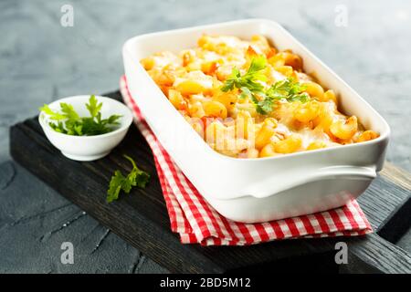 Hausgemachte Pasta backen mit Käse und Tomaten Stockfoto