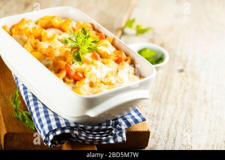 Hausgemachte Pasta backen mit Käse und Tomaten Stockfoto