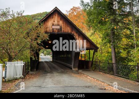 Leere historische Holzbirdge im Herbst Stockfoto