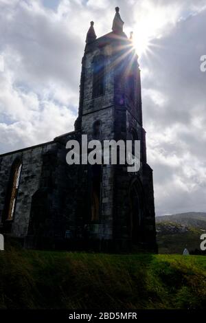 Die Ruinen der Dunlewey Church, in Poisoned Glen, County Donegal, Irland. Dunlewey ist ein kleines Gaeltacht Dorf Stockfoto