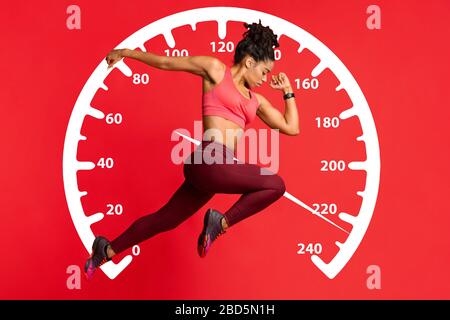 Junge weibliche Sprinterin, die auf rotem Hintergrund läuft. Collage mit Geschwindigkeitsrekorder. Panorama Stockfoto