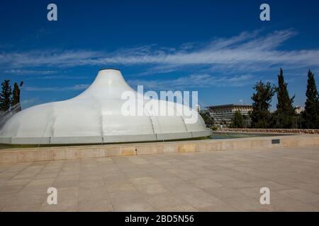 Der Schrein des Buches im Israel-Museum konzentriert sich auf die Schriftrollen vom Toten Meer und andere alte Schriften. Jerusalem, Israel Stockfoto