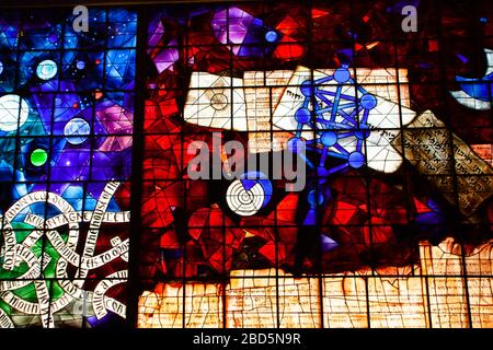 Glasfenster (1984) von Mordecai Ardon, in der Lobby der Nationalbibliothek Israels, Givat RAM, Jerusalem Stockfoto